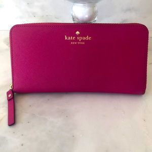 ✨Hot pink Kate spade wallet✨